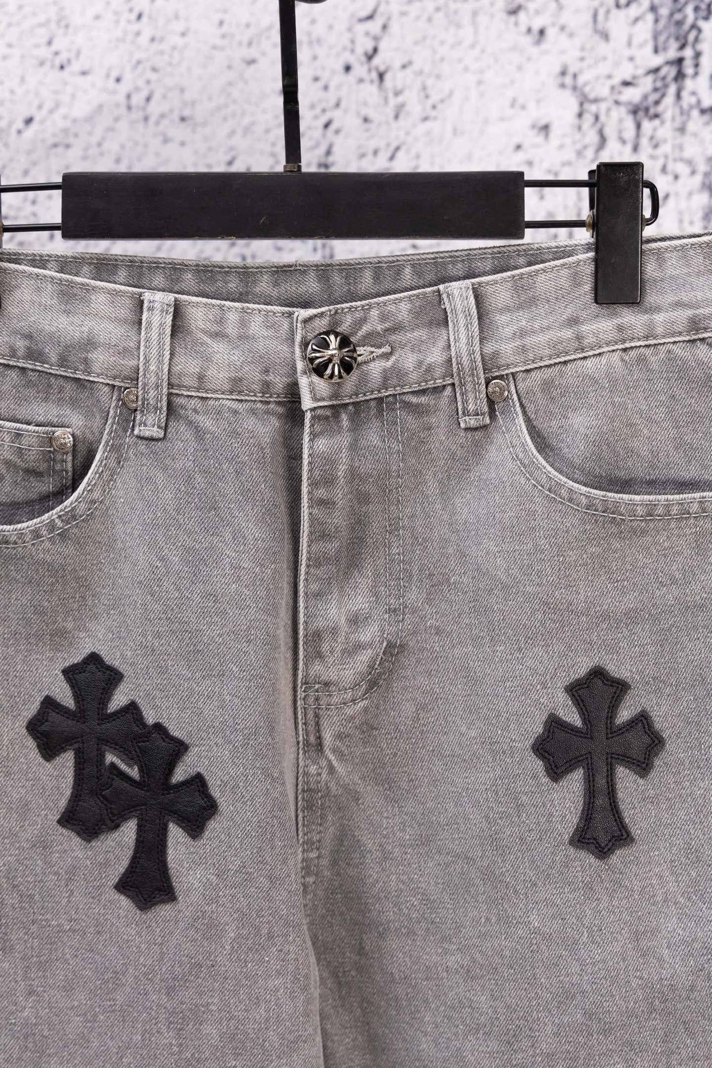 P210 Chromehearts limited edition classic black cross patch leather gray jeans, priced at 34W level, patchwork cross pattern embellishment, washed jeans! ! An absolutely high-end luxury product, a 1.9W-level god-level single product, a super popular product, made by top heavy industry, a magic weapon that cannot be missed! [About Zangyin] This is an extremely luxurious fashion brand that can also be called the aristocracy of the high street. It has always been an exclusive brand for some hipsters or rich second generations. Compared with ordinary high streets, it is more luxurious and noble. Compared with luxury brands, it is more fashionable and individual. It has always been a brand that I have a special liking for. [Top heavy industry fashion design] Consistently high-street luxury style. Speaking of this style, the Zangyin family and GU family are definitely the leading representative brands. Especially the Zangyin family has really achieved a state-of-the-art effect in creating high-street style. The unique washed material is used to create this style. The color system is already quite eye-catching. After it is decorated with patchwork cross flowers, it cleverly highlights the charm of the brand. Secondly, this style uses classic The high-waist cutting design highlights the long legs and fashionable temperament of the upper body. The brand is highly recognizable and the slim fit configuration is more suitable for daily wear. It is a product that interprets personality, fashion, and specifications at a glance. This single product is enough to make any fan excited. It can be a white T-shirt for a youthful college style, or a tight suspender for a royal style. It has strong matching ability and can be easily controlled by men.  [Materials and craftsmanship] Needless to say, this point goes without saying. As an excellent craftsman brand, Zangyin’s requirements for details and craftsmanship are really perfect. The washed color of this model has gone through so many processes, not to mention the embellishment of denim appliques. It is also purely hand-made and sewn. Just like what they believe in, only hand-made things have soul and have the meaning of wear. A top-notch heavy-duty fashionable denim item, I look forward to your perfect interpretation! !  Color: Gray Size: 28-36